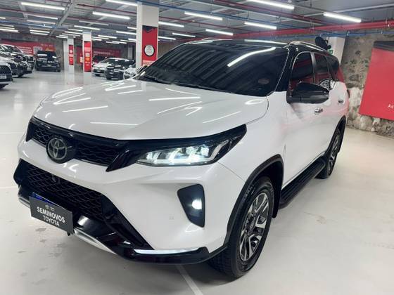 TOYOTA HILUX SW4 2.8 D-4D TURBO DIESEL DIAMOND 7L 4X4 AUTOMÁTICO